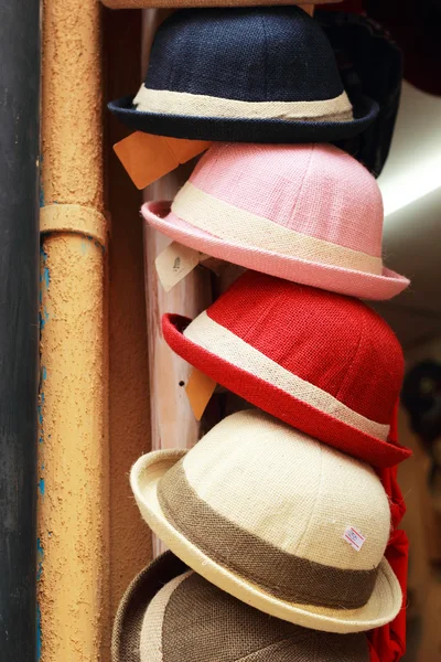 Шляпы на продажу на рынке — стоковое фото
