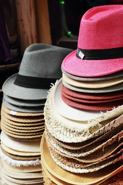 Chapeaux à vendre au marché — Photo