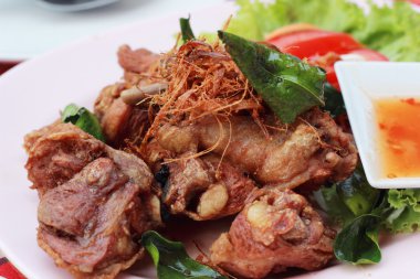 limon soslu bir tabak tavuk.