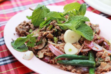 Baharatlı kıyılmış ördek yeşil sebzeler ve biber salatası.