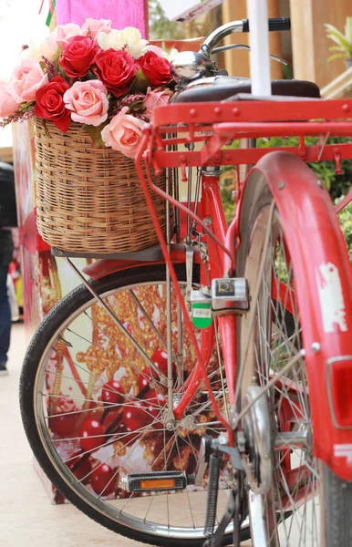 Mooiste van roze kunstmatige bloemen in vintage fiets — Stockfoto