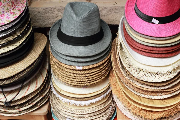 市場での販売のための帽子 — ストック写真