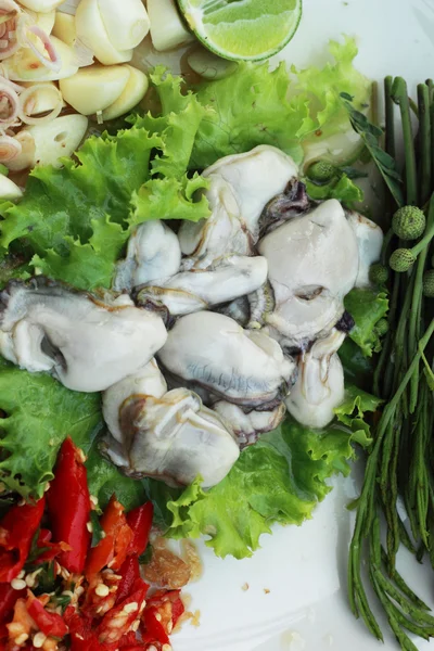 Verse oyster - geserveerd met van chili, knoflook en citroen. — Stockfoto