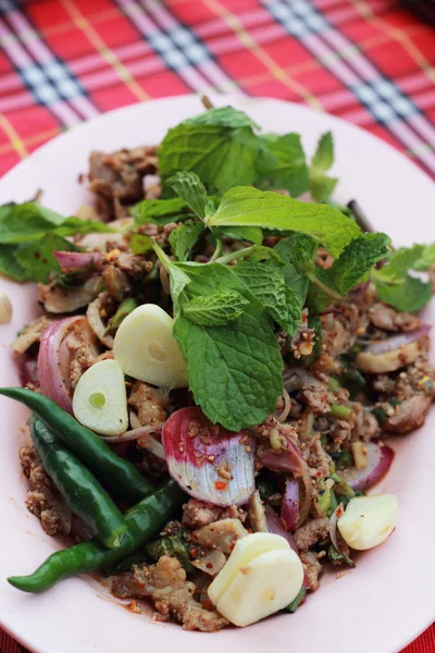 Spicy minced duck salad with green vegetables and peppers. — Stock Photo, Image
