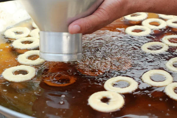 Donut in der Pfanne gebraten — Stockfoto