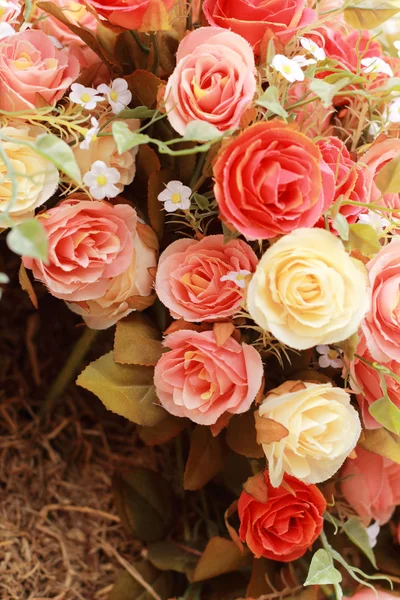 Mooi van roos kunstmatige bloemen — Stockfoto