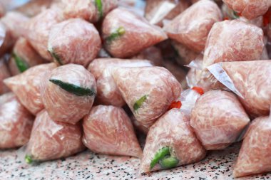 ekşi domuz piyasada sarılır.