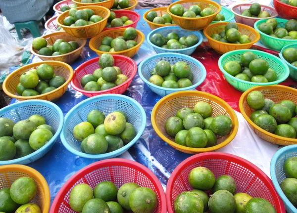 Färsk citron på marknaden — Stockfoto