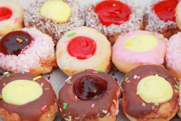 Close up van een selectie van kleurrijke donuts. — Stockfoto