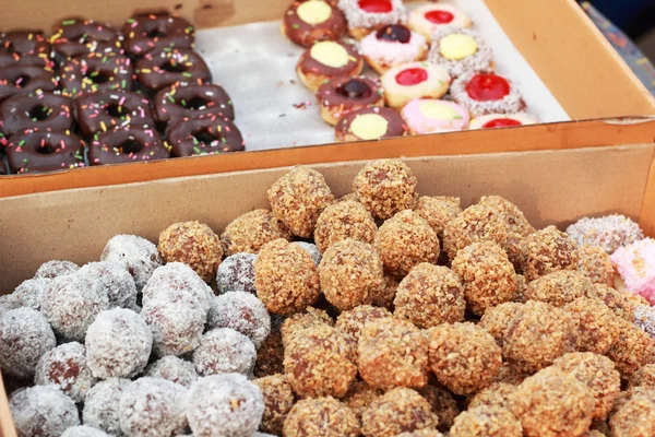 Nahaufnahme einer Auswahl bunter Donuts. — Stockfoto