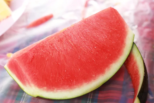 Melancia frutas fatiadas pedaços sobre a mesa — Fotografia de Stock