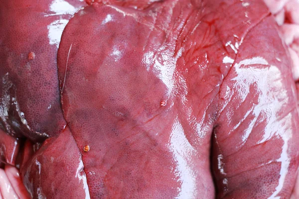 Piyasada çiğ domuz karaciğer — Stok fotoğraf