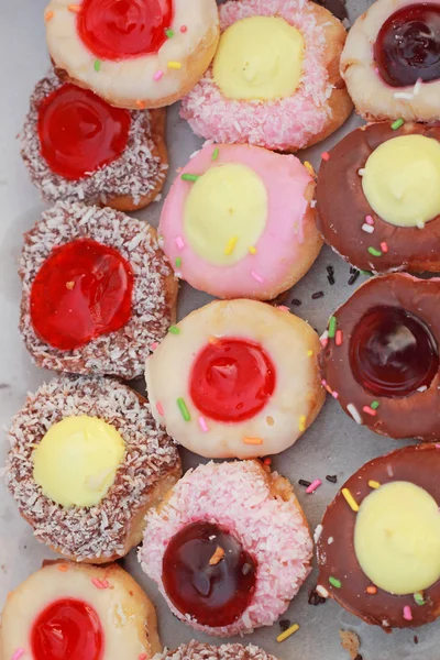 Close-up de donut e geléia de morango — Fotografia de Stock