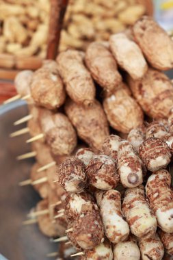 piyasada haşlanmış taro