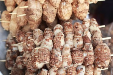 piyasada haşlanmış taro