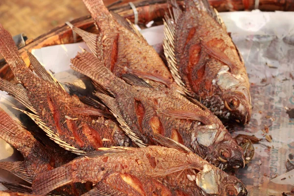 Piyasada kızarmış balık — Stok fotoğraf