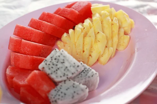 Erilaisia hedelmäviipaleita lautasella . — kuvapankkivalokuva