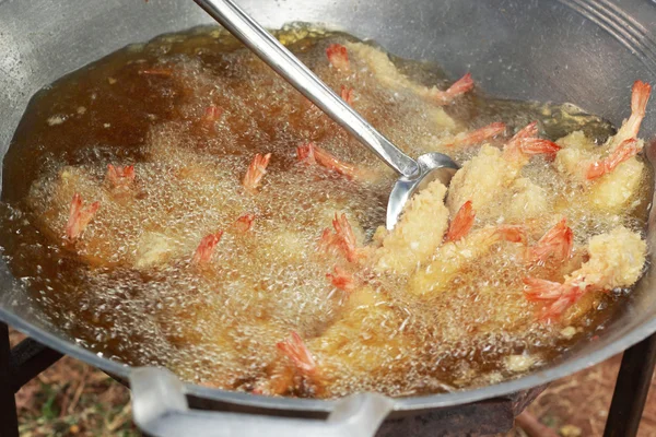 Masakan Jepang - Udang Tempura digoreng dalam panci . — Stok Foto