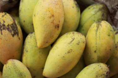 Markette olgun mango