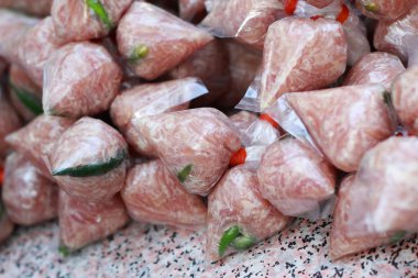 ekşi domuz piyasada sarılır. 