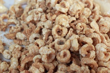 Kızarmış domuz deri - domuz eti yemek