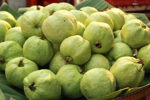 Frutas de goiaba no mercado — Fotografia de Stock