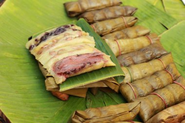 yapışkan pirinç sarılmış muz yaprakları - tatlı Tayland.