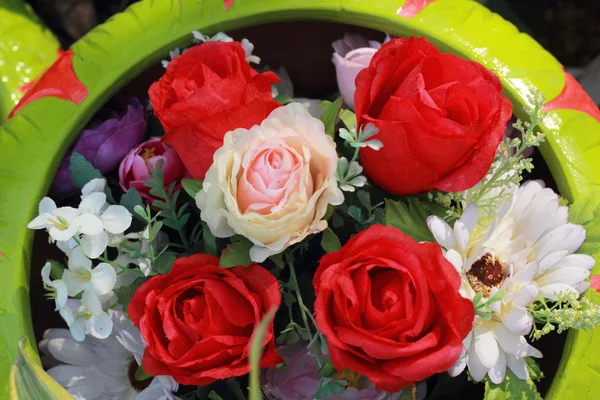 Belo de rosa flores artificiais — Fotografia de Stock