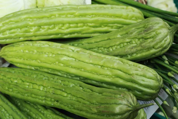 Calabaza, verduras frescas en el mercado . — Foto de Stock