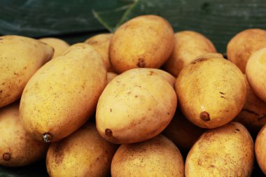 Markette olgun mango