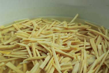 Turşu bambu sürgün, bir kase sebze.