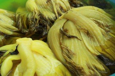 bir kasede lahana turşusu.