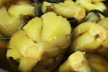 bir kasede lahana turşusu.