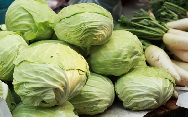 Frisches Kohl auf dem Markt. — Stockfoto