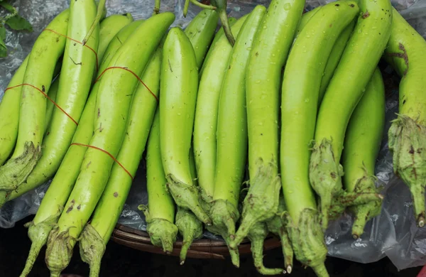 Berenjenas verdes largas en el mercado . —  Fotos de Stock