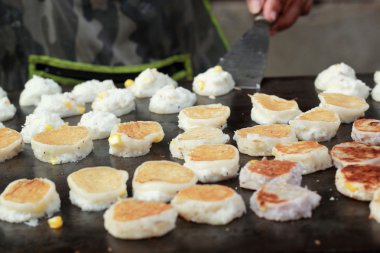 Tayland tatlı, mix un, Hindistan cevizi ve sonra kızarmış.