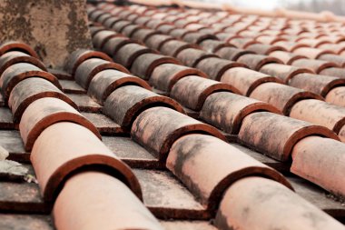 Kırmızı çatı kiremitleri yakın çekim.