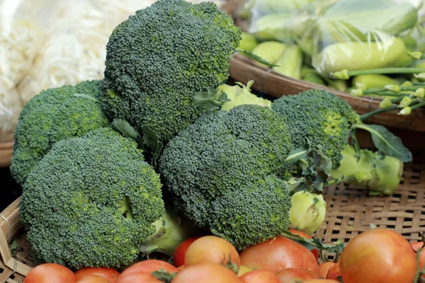 Tomatoes with green broccoli in the market — Stock Photo, Image