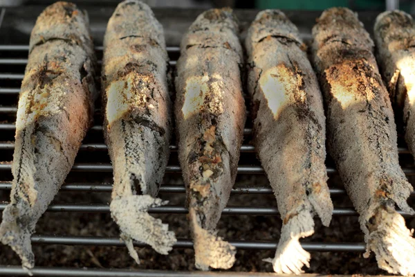 Salzfisch - auf dem Herd. — Stockfoto