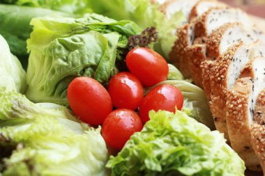 Susam ile - serpilir ekmek sebze yeşil salata