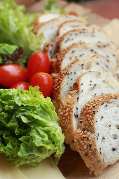 Bröd bevattnas med Sesam - grön grönsakssallad — Stockfoto