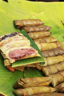 yapışkan pirinç sarılmış muz yaprakları - tatlı Tayland.