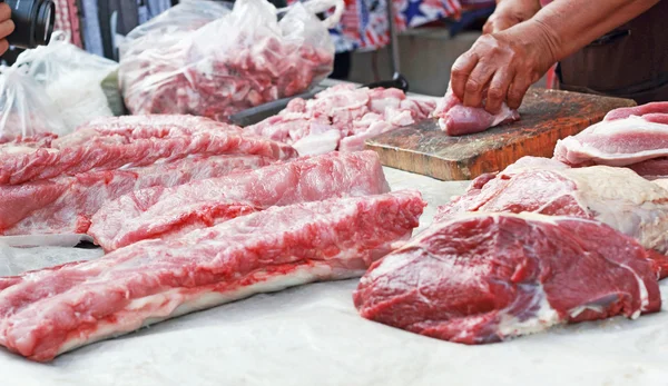 Färsk rå nötkött på marknaden — Stockfoto