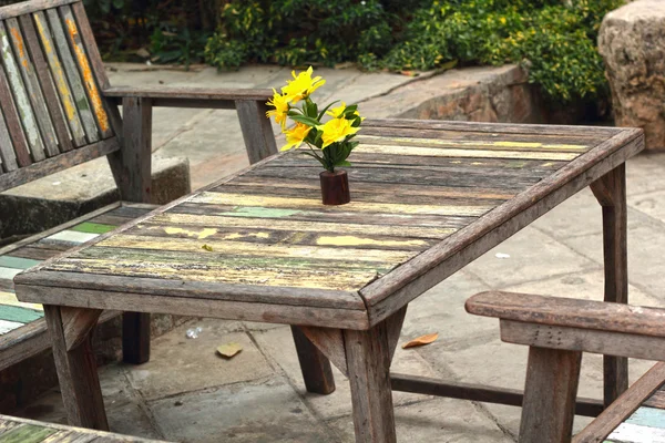 테이블 및 정원, 오래 된 빈티지 스타일의 자. — 스톡 사진