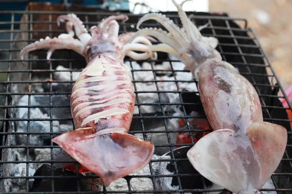 B-B-Q Calamar a la parrilla en el mercado — Foto de Stock