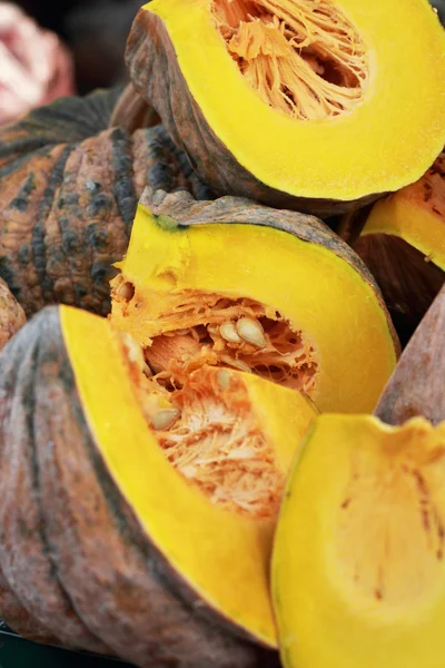 Pazar taze yeşil kabak