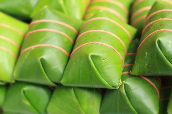 Sötsurt fläsk inlindad i bananblad på marknaden. — Stockfoto