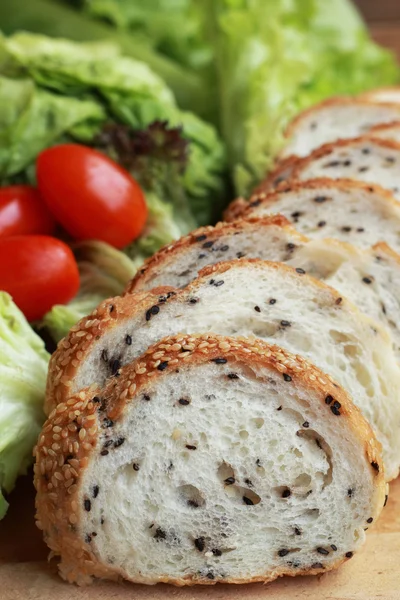 Pão polvilhado com gergelim - salada verde vegetal — Fotografia de Stock