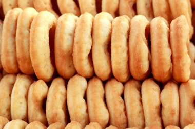 üst üste yerleştirilmiş yapımı poğaça.