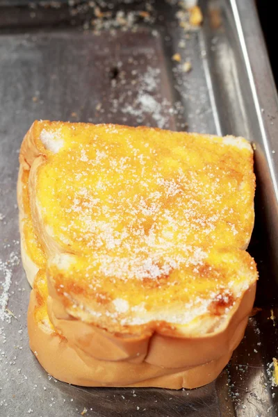 トーストにバターと砂糖の散水. — ストック写真